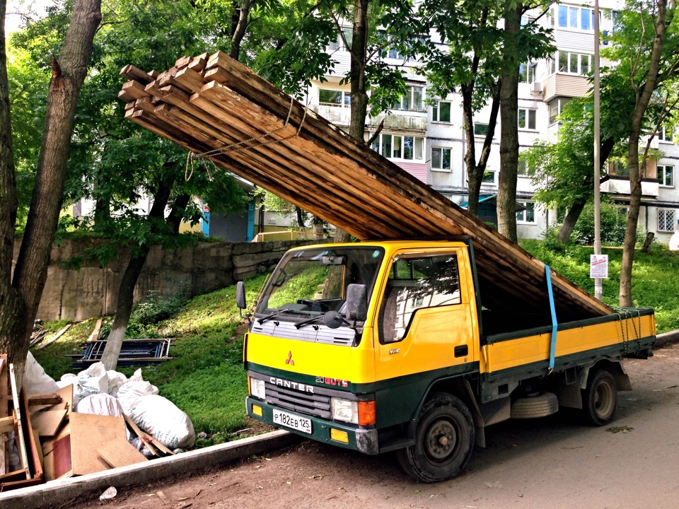 Ви керуєте автомобілем з вантажем, який виступає за його передній габарит. Що ви повинні врахувати?
