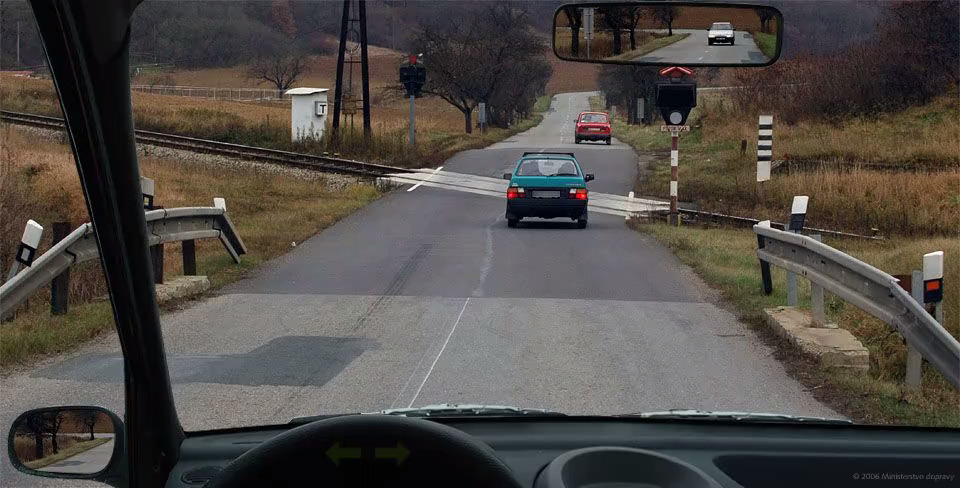 Яка з зазначених величин швидкості забезпечує найбільш безпечний перетин залізничного переїзду?