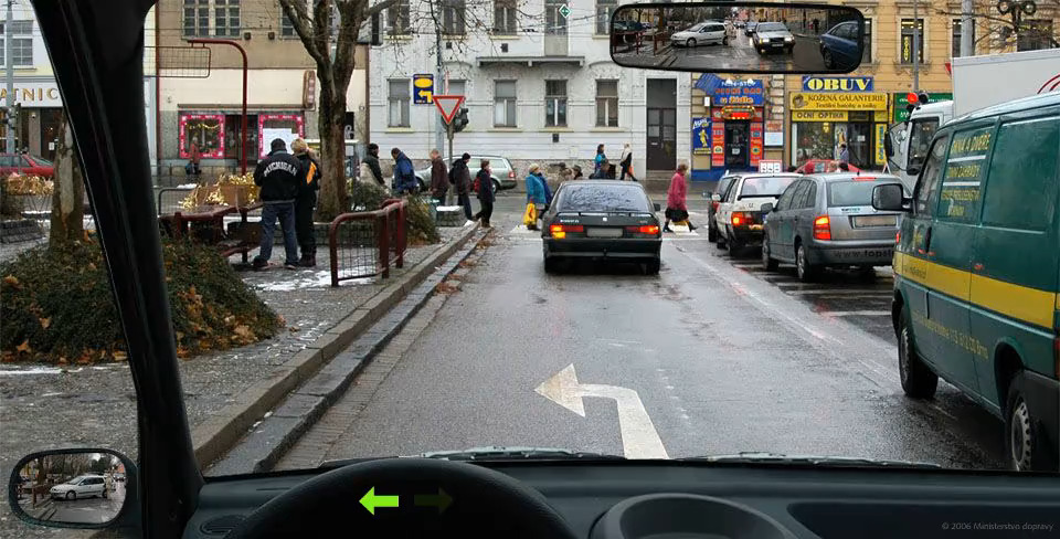 При під’їзді  до перехрестя лівою смугою руху Ви згадали про необхідність руху направо. Як Ви повинн...