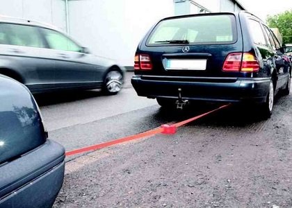 Котре з тверджень є вірним у випадку буксирування, способом, зображеним на малюнку?