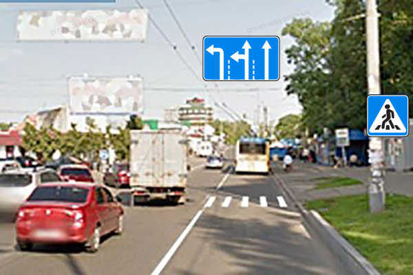 Чи дозволено водієві червоного автомобіля рухатись прямо у даному випадку?