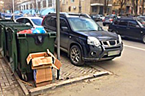 Чи дозволена стоянка чорного автомобіля в цьому місці?