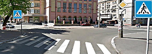 Ви плануєте повернути праворуч. Чи повинні Ви дати дорогу автомобілю, що наближається з лівого боку?