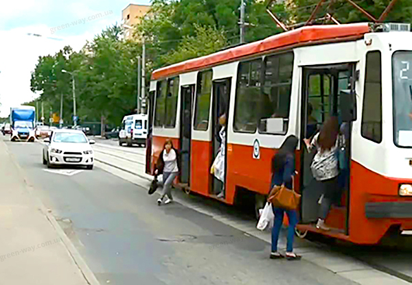 Чи має право в даному випадку водій білого автомобіля об’їхати пішоходів?