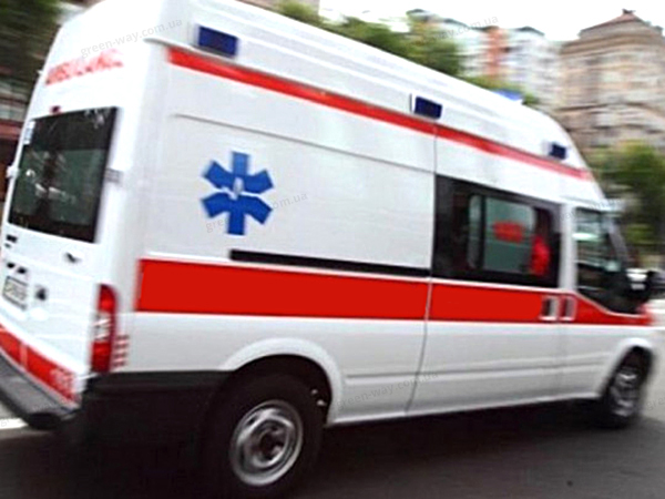 Чи повинен водій надавати перевагу в русі автомобілю екстреної (швидкої) медичної допомоги?