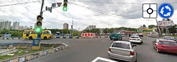 Водій сірого автомобіля здійснює в’їзд на перехрестя з круговим рухом. Чи потрібно в такому випадку...
