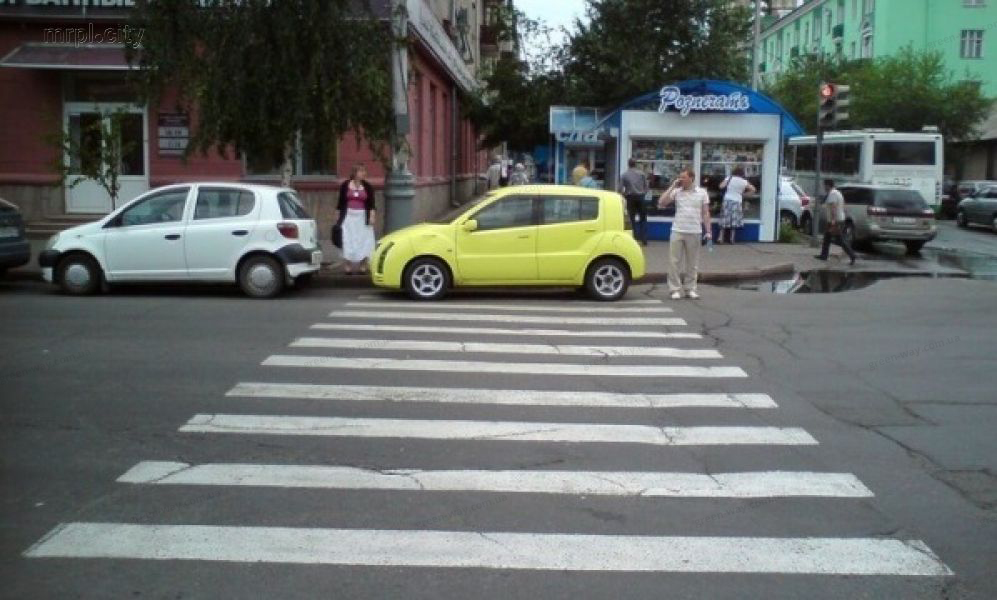 Хто з водіїв, виконуючи зупинку, порушив Правила дорожнього руху?