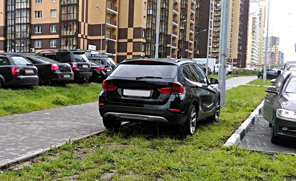 Чи дозволена стоянка автомобіля в цьому місці?