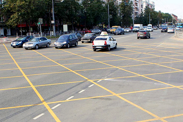 Ця горизонтальна дорожня розмітка позначає ділянки, на які забороняється виїжджати на перехресті, як...