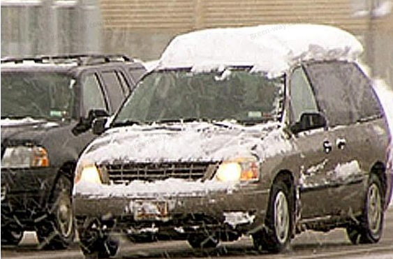 Чому небезпечно залишати дах автомобіля не очищеним від снігу взимку?