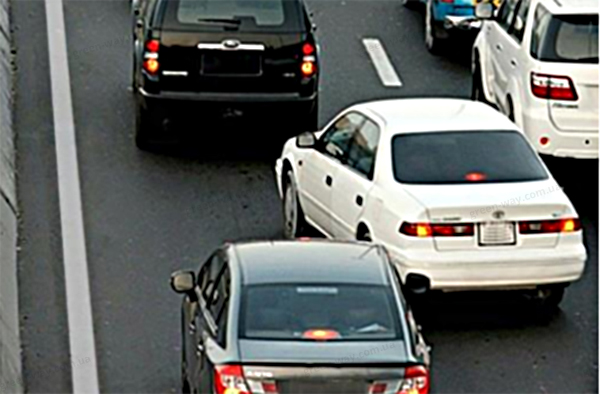 Коли інший автомобіль розпочав маневр перестроювання у вашу смугу зі смуги праворуч, Ваші дії: