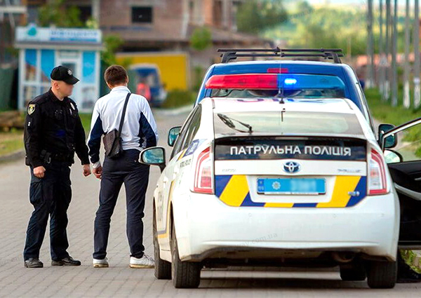 Ви зупинились на вимогу поліцейського. Ви увімкнете аварійну світлову сигналізацію?