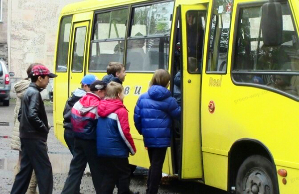 Як ви повинні вчинити в ситуації, наближаючись до автобуса, який виконує посадку або висадку організ...