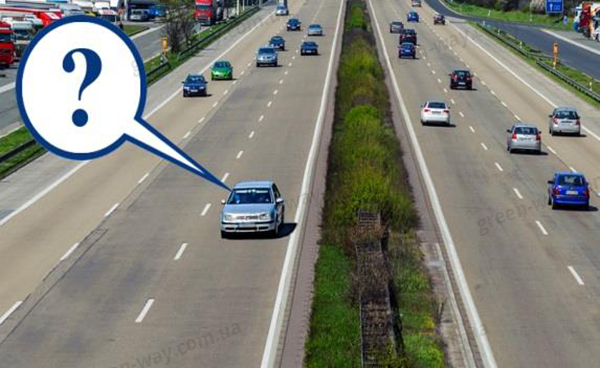 За яких умов водієві легкового автомобіля дозволено рух по крайній лівій смузі на дорозі з розділюва...